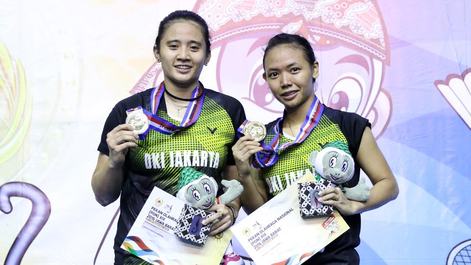 Ganda%20putri%20DKI%20Jakarta%2C%20Anggia%20Shitta%20Awanda%2FDella%20Destiara%20Harris%20saat%20memamerkan%20medali%20emas%20yang%20diraihnya.